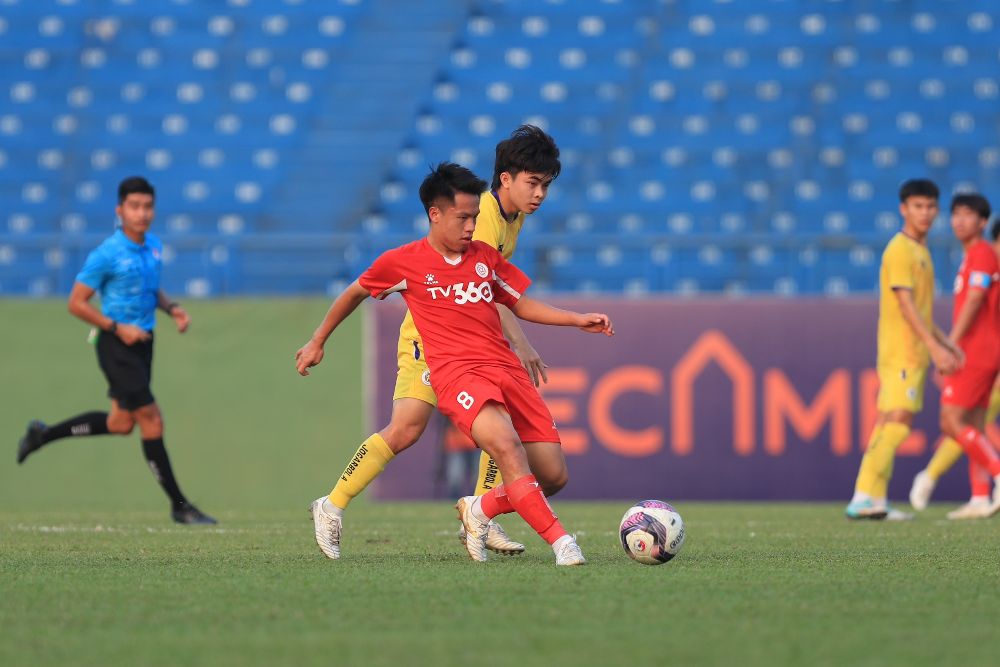 U19 Thể Công Viettel chiếm ưu thế khi Hoàng Khanh chơi nổi bật trên hàng công. Trong khi đó, U19 Hà Nội cũng biết cách tạo ra những pha phản công đáng chú ý. 