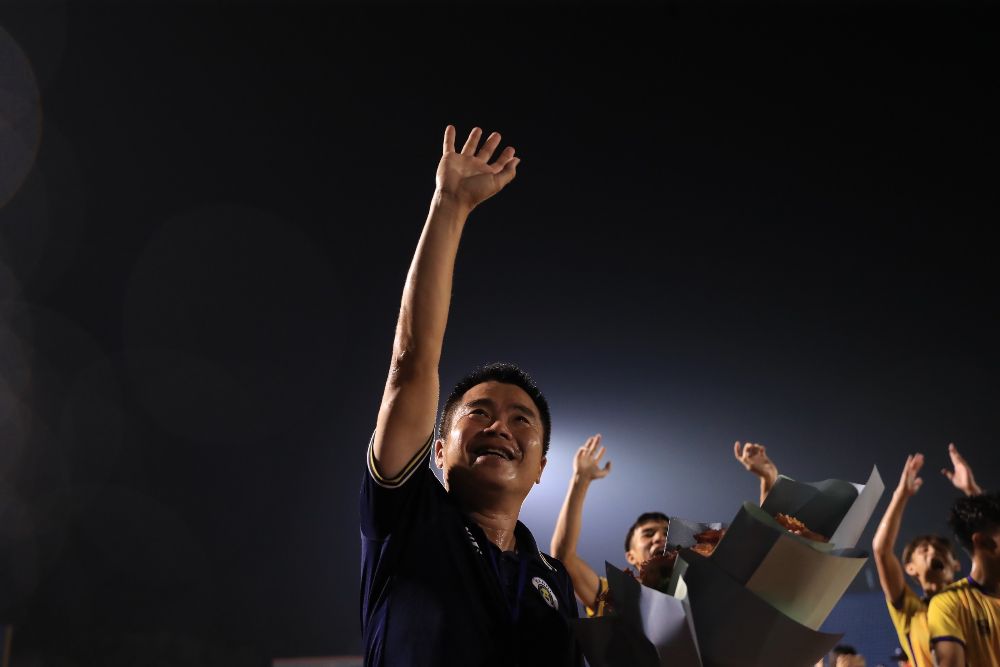 Cầu thủ U19 Hà Nội tung huấn luyện viên Phạm Minh Đức lên không trung để ăn mừng chức vô địch.