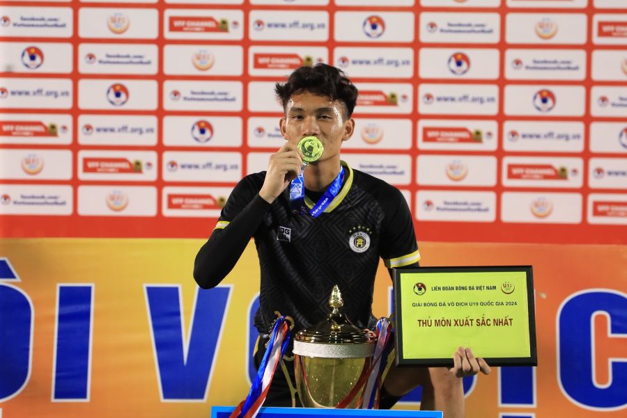 Cầu thủ Nguyễn Đình Hải của U19 Hà Nội nhận danh hiệu “Thủ môn xuất sắc nhất“.