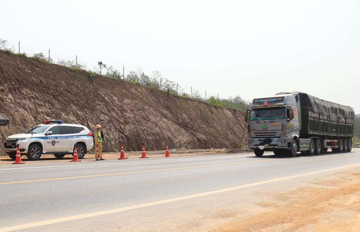 Ngoài việc lập chốt, cảnh sát giao thông còn bí mật ghi hình các xe ôtô dọc cao tốc, nên tình trạng vi phạm giao thông giảm hẳn. Ảnh: Hưng Thơ.