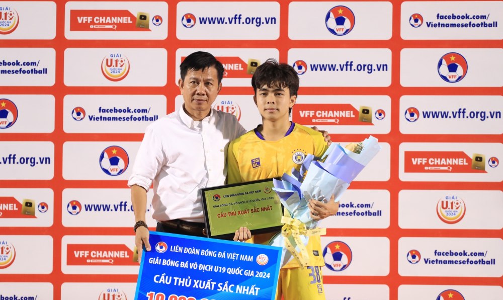 Huấn luyện viên Hoàng Anh Tuấn trao bảng danh vị và phần thưởng “Cầu thủ xuất sắc nhất” cho Dương Đình Nguyên của đội U19 Hà Nội. Ảnh: Minh Dân
