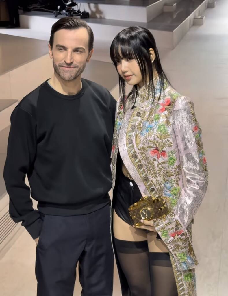 Lisa chụp hình cùng Giám đốc sáng tạo mảng thời trang nữ Louis Vuitton