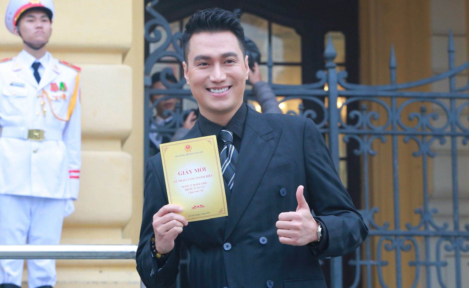 Diễn viên Việt Anh là một trong những diễn viên quen mặt với khán giả truyền hình khi được phong tặng NSƯT trong đợt này. Ảnh: Thùy Trang.