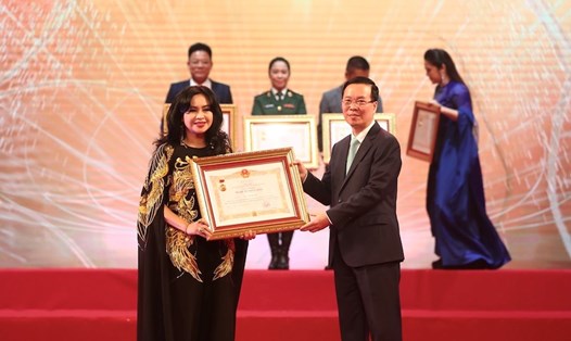 Chủ tịch nước Võ Văn Thưởng trao tặng danh hiệu NSND cho nghệ sĩ Thanh Lam. Ảnh: Ngọc Nam