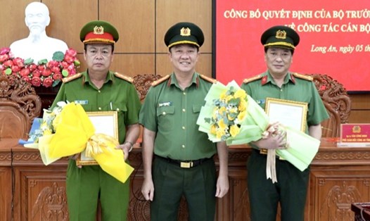 Đại tá Trần Văn Hà (bìa trái) và Đại tá Văn Công Minh (bìa phải) được bổ nhiệm lại chức vụ Phó Giám đốc Công an tỉnh Long An. Ảnh: An Long