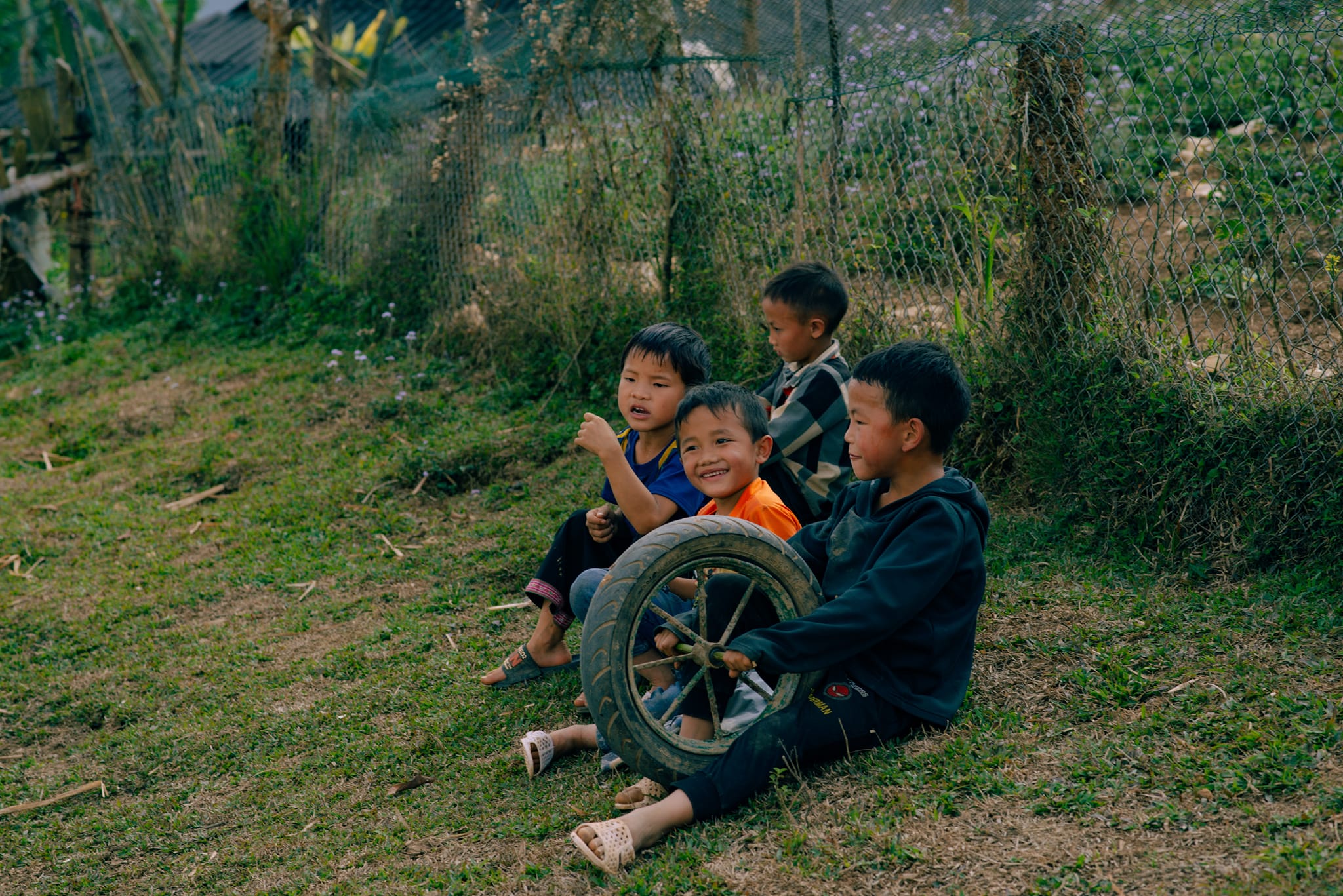 “Du khách có thể đến Trạm Tấu nếu muốn tìm một địa điểm đẹp nhưng không quá xô bồ. Ngoài ra, các bạn cũng có thể tham gia các tour du lịch kết hợp thiện nguyện để có những trải nghiệm mới mẻ, ý nghĩa” – anh Tú gợi ý. 