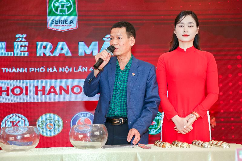 Ban tổ chức tiến hành bốc thăm, xếp lịch thi đấu giải bóng đá địch thành phố Hà Nội lần thứ 4 năm 2024. Ảnh: BTC