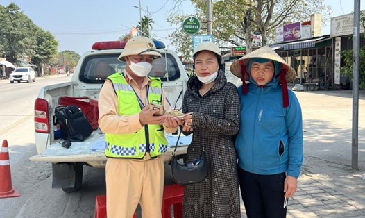 Cảnh sát giao thông Nghệ An trao trả lại tài sản cho người thân của anh Phạm Trọng Sơn. Ảnh: Hải Đăng