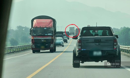 Phương tiện phóng nhanh, vượt ẩu trên tuyến bất chấp nguy hiểm trên cao tốc Cam Lộ - La Sơn (ảnh chụp ngày 21.2 - 3 ngày sau vụ tai nạn nghiêm trọng khiến 3 người trong một gia đình tử vong). Ảnh: Phúc Đạt.
