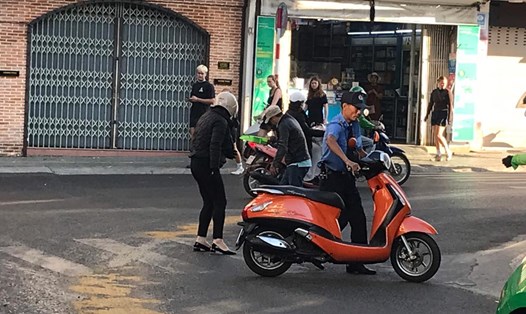 Xe máy ngã sõng soài trên phố Đà Lạt vì dầu nhớt đổ khắp mặt đường. Ảnh: Văn Long.