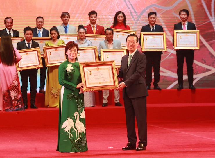 Nghệ sĩ Trần Ly Ly được Chủ tịch nước Võ Văn Thưởng trao tặng danh hiệu NSND. Ảnh: Thanh Tùng