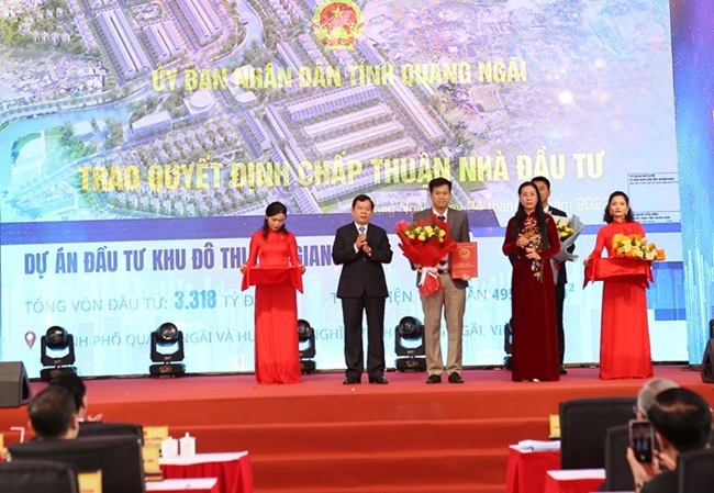 Lãnh đạo tỉnh Quảng Ngãi trao quyết định chấp thuận đầu tư dự án Khu đô thị Bàu Giang ngày 24.12.2023. Ảnh: Ngọc Viên