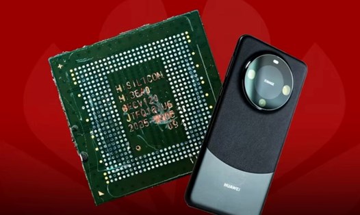 Chip Kirin 9000S bên trong mẫu Mate 60 Pro của Huawei - 1 trong những smartphone bán chạy nhất Trung Quốc trong năm 2023. Ảnh: TechInsights/FT