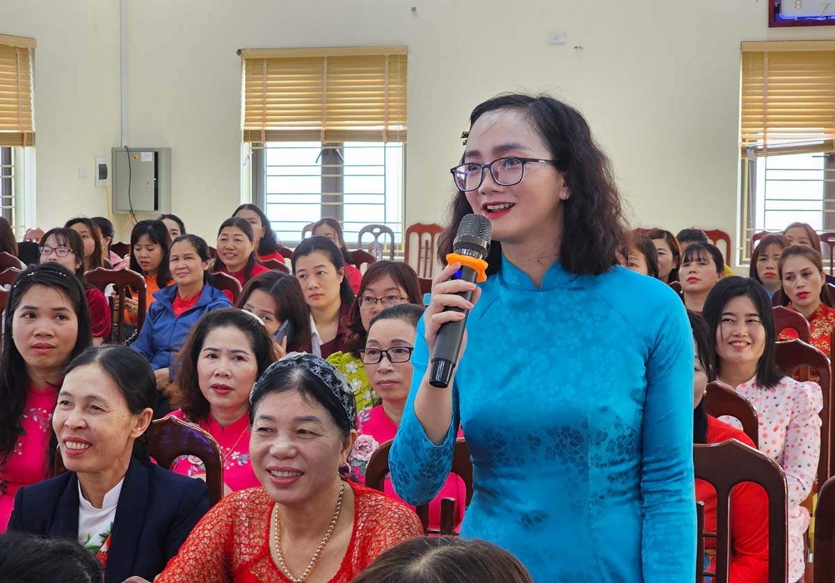 Đại biểu tham gia chương trình nói chuyện chuyên đề Vai trò của Phụ nữ trong xây dựng Hệ giá trị Gia đình Việt Nam. Ảnh: Đoàn Hưng