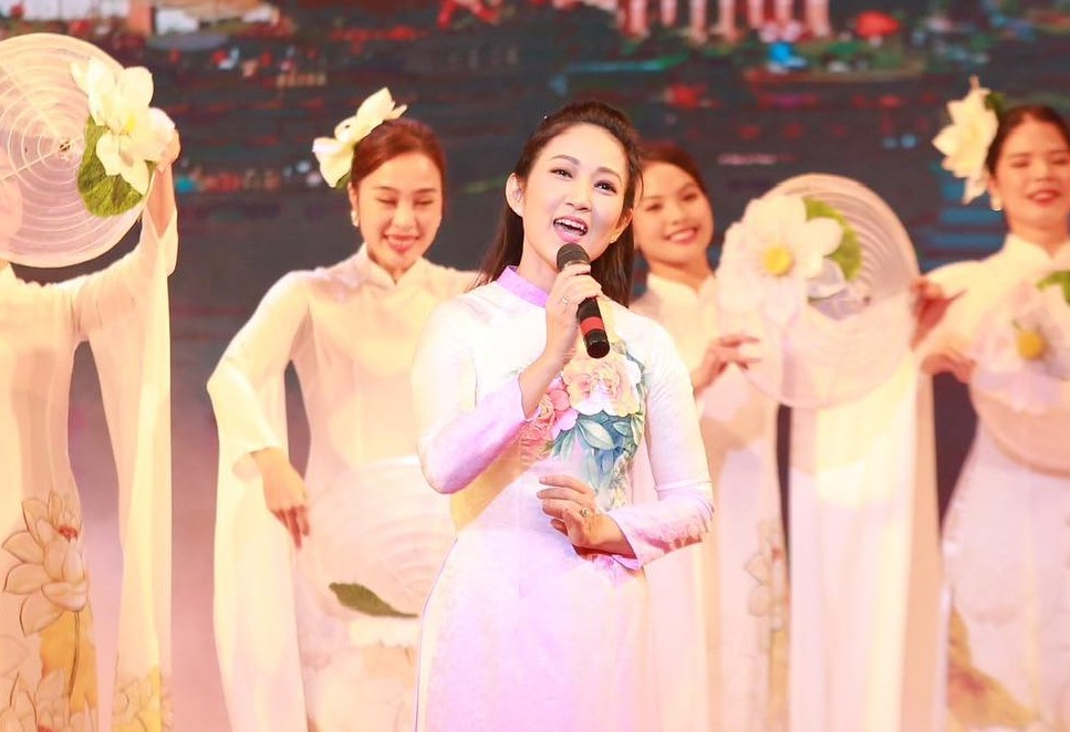 Phó Giám đốc Sở Văn hóa - Thể thao TPHCM - NSND Thanh Thúy hát tại lễ trao tặng Nghệ sĩ ưu tú, Nghệ sĩ nhân dân. Ảnh: Thùy Trang