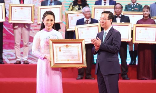 NSND Thanh Thúy vinh dự nhận trao tặng danh hiệu lần thứ 10. Ảnh: Thùy Trang.