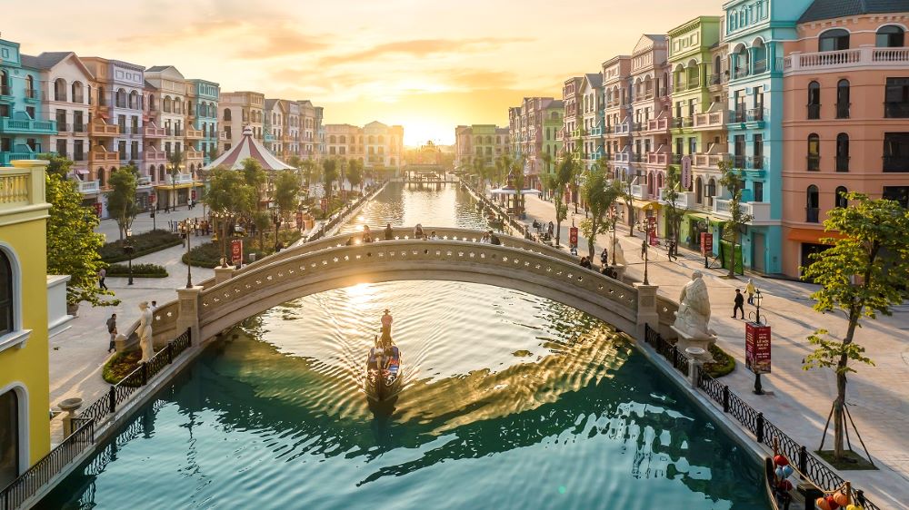 Phân khu The Venice tại Grand World, Ocean City tái hiện trọn vẹn không gian đậm chất châu Âu, nơi những chiếc thuyền Gondola cổ điển đưa du khách lướt nhẹ trên dòng sông biểu tượng. Ảnh: Ngọc Quỳnh