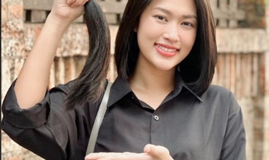Hoa hậu Đoàn Thiên Ân hiến tóc để tặng cho bệnh nhân ung thư. Ảnh: SenVang