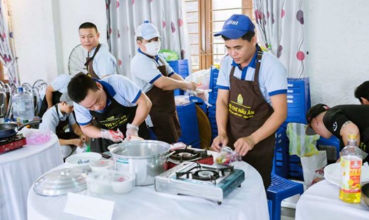 Công đoàn Khu Công nghệ cao và các khu công nghiệp Đà Nẵng thi nấu ăn với chủ đề "Bữa ngon cuối tuần" nhân ngày 8.3. Ảnh: Ngọc Oanh