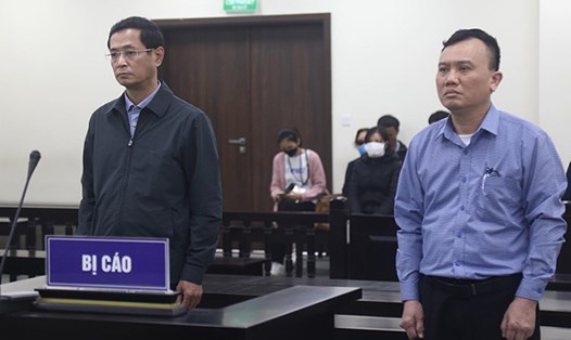 Cựu Giám đốc CDC Hà Nội Trương Quang Việt (trái) và bị cáo Lê Minh Tuyến tại phiên xét xử. Ảnh: Quang Việt