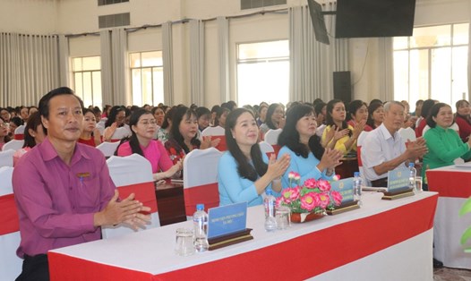 Lãnh đạo LĐLĐ tỉnh Đồng Tháp cùng gần 500 nữ cán bộ, đoàn viên, người lao động trong tỉnh tham dự chương trình. Ảnh: Lưu Hùng