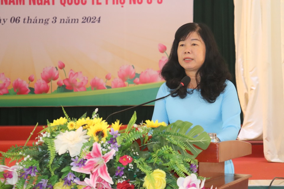 Chủ tịch LĐLĐ tỉnh Đồng Tháp Huỳnh Thị Tuyết Vui phát biểu tại chương trình. Ảnh: Lưu Hùng