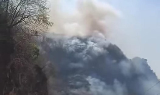 Đám cháy vẫn tiếp diễn tại khu rừng lau lách ở xã Tông Cọ, huyện Thuận Châu, tỉnh Sơn La. Ảnh: Người dân cung cấp