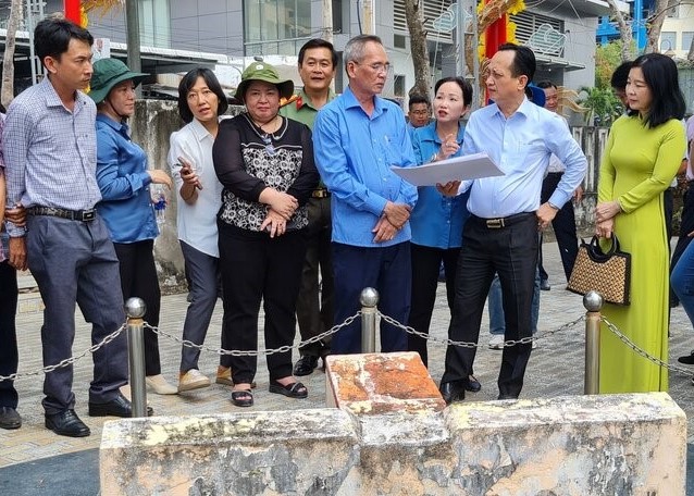 Ngày 6.3, Bí thư Tỉnh ủy cùng Chủ tịch UBND tỉnh Bạc Liêu kiểm tra hiện trạng đồng hồ đá trước khi có kế hoạch trùng tu.