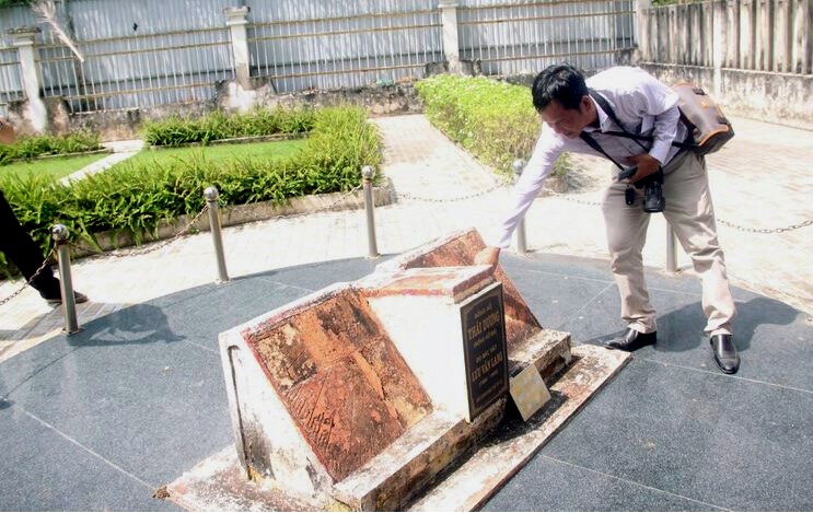 Ngày 6.3 phóng viên Lao Động đến xem thực tế hiện trạng của chiếc đông hồ đá này và giật mình khi thấy rằng nó vẫn còn chạy tốt so với đồng hồ điện tử dù đã lơn 100 năm tuổi.