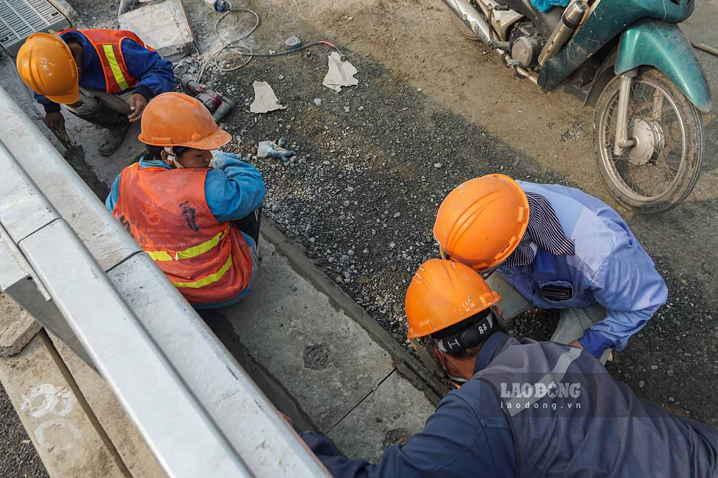 Theo quản lý thi công thuộc nhà thầu Tokyu, sau kỳ nghỉ Tết, nhà thầu đã huy động khoảng 70 công nhân thi công hệ thống lan can, đắp nền đường dẫn, thảm nhựa lối quay đầu dưới gầm cầu.