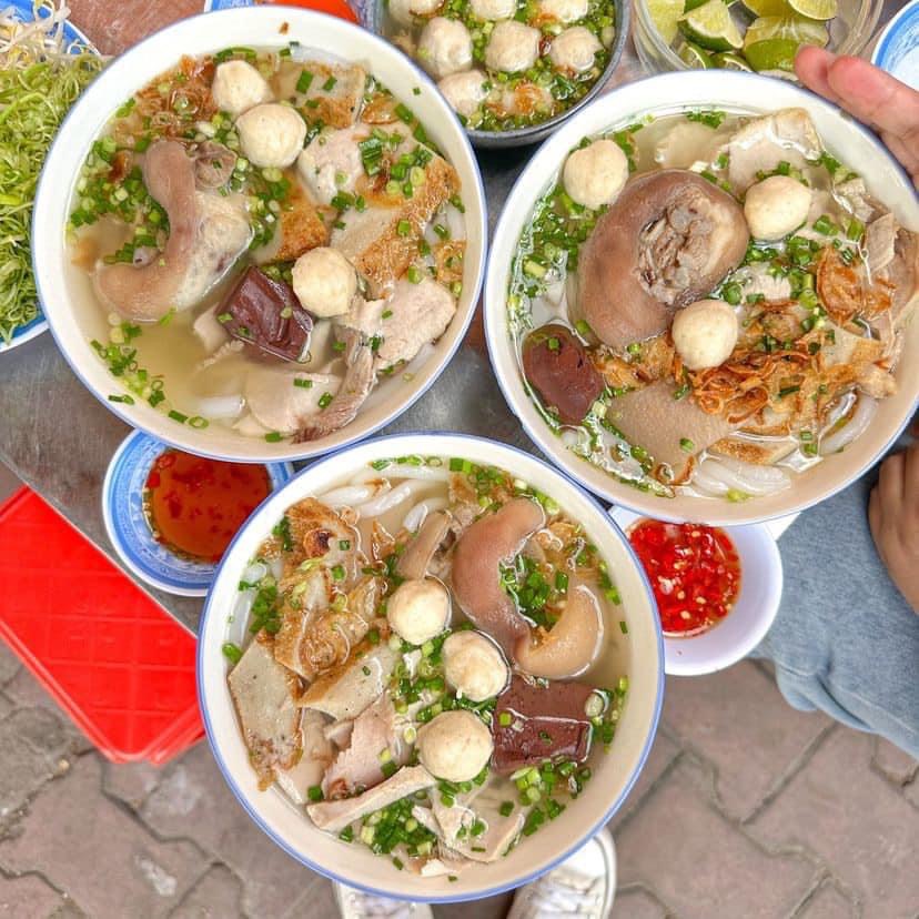 Bánh canh bà Tám níu chân thực khách suốt gần 4 thập kỷ nhờ hương vị và chất lượng không đổi. Ảnh: Foody