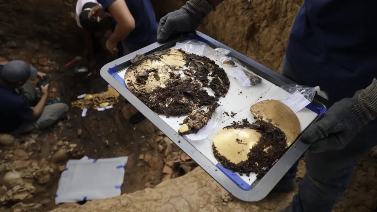 Vàng được tìm thấy khi khai quật mộ cổ ở Panama. Ảnh: Bộ Văn hóa Panama