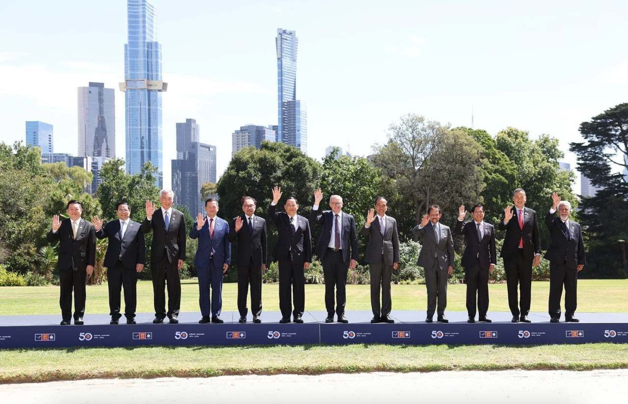 Thủ tướng Australia Anthony Albanese cùng các Trưởng đoàn và Tổng thư ký ASEAN dự Phiên họp hẹp Hội nghị Cấp cao Đặc biệt kỷ niệm 50 năm quan hệ ASEAN - Australia. Ảnh: TTXVN