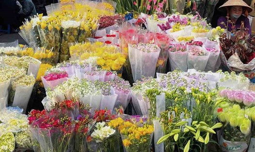 Nhiều mẫu hoa được bày bán để phục vụ người dân ngày Quốc tế phụ nữ. Ảnh: Vân Anh
