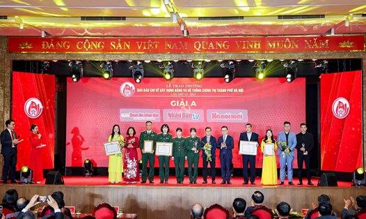Các tác giả đoạt giải A tại lễ trao Giải báo chí về Xây dựng Đảng và hệ thống chính trị TP Hà Nội lần thứ VI. Ảnh: Phạm Đông