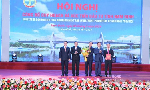 Phó Thủ tướng Chính phủ Trần Hồng Hà trao Quyết định phê duyệt quy hoạch tỉnh Nam Định thời kỳ 2021 - 2030, tầm nhìn đến năm 2050. Ảnh: Lương Hà