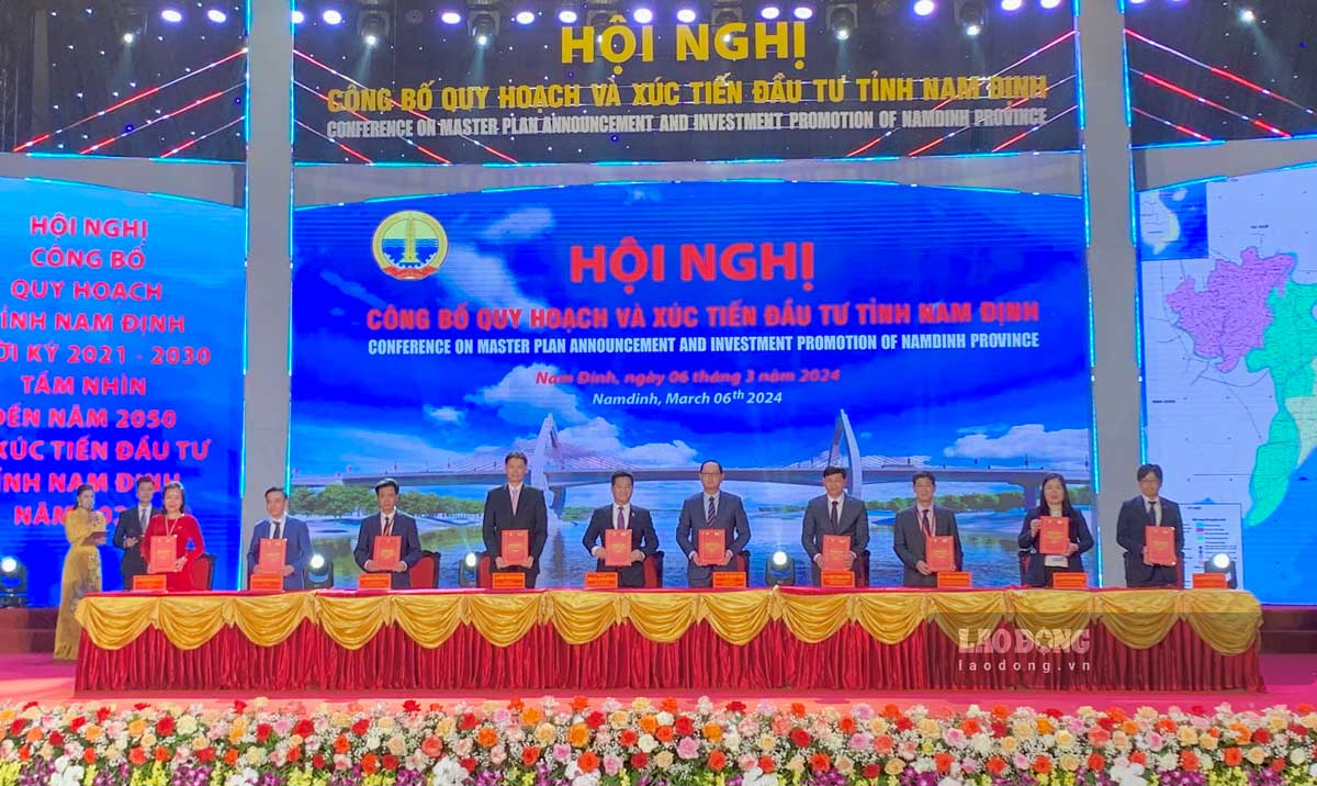 Phó Chủ tịch Thường trực tỉnh Nam Định Trần Anh Dũng ký ghi nhớ đầu tư với 9 nhà đầu tư trên địa bàn tỉnh. Ảnh: Lương Hà