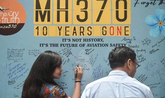 Thân nhân nạn nhân chuyến bay MH370 của Malaysia Airlines tổ chức sự kiện kỷ niệm 10 năm máy bay mất tích. Ảnh: AFP