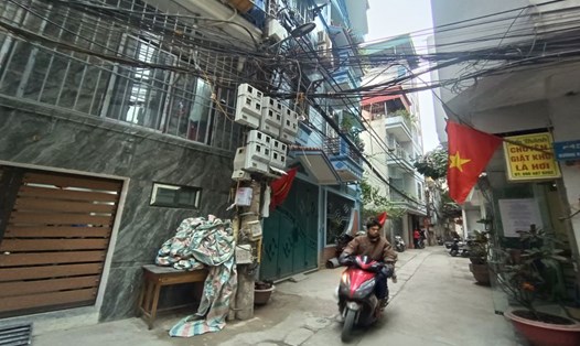 Nhiều chung cư mini mọc lên khó kiểm soát trong ngõ 236 đường Khương Đình (quận Thanh Xuân, Hà Nội). Ảnh: Thu Giang