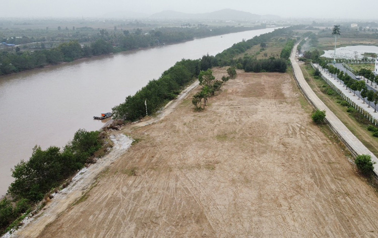 Cả dải đất ven sông sát khu đô thị, dài 2,2km, rộng khoảng 30ha đang được Chủ tịch CLB Bóng đá Hải Phòng xin được tự quản lý. Ảnh: Đại An