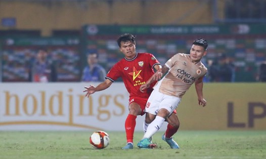 Các ngôi sao của bóng đá Việt Nam cần được đá cùng, hoặc đối đầu các ngoại binh có tư duy chơi bóng đỉnh cao. Ảnh: Minh Dân