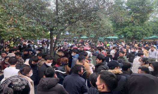 Hàng nghìn người đến Trung tâm Dịch vụ việc làm Thanh Hóa nộp hồ sơ đăng ký dự thi tiếng Hàn dịp cuối tháng 1.2024. Ảnh: Quách Du
