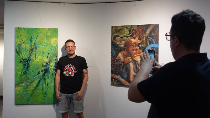 Triển lãm tranh nghệ thuật đường phố tại Đà Nẵng thu hút nhiều du khách. Ảnh: Trần Thi