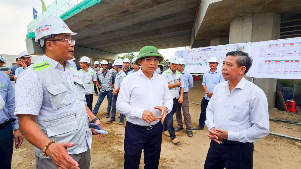Bộ trưởng Bộ GTVT Nguyễn Văn Thắng cùng đoàn công tác kiểm tra cao tốc Cần Thơ - Cà Mau. Ảnh: AH
