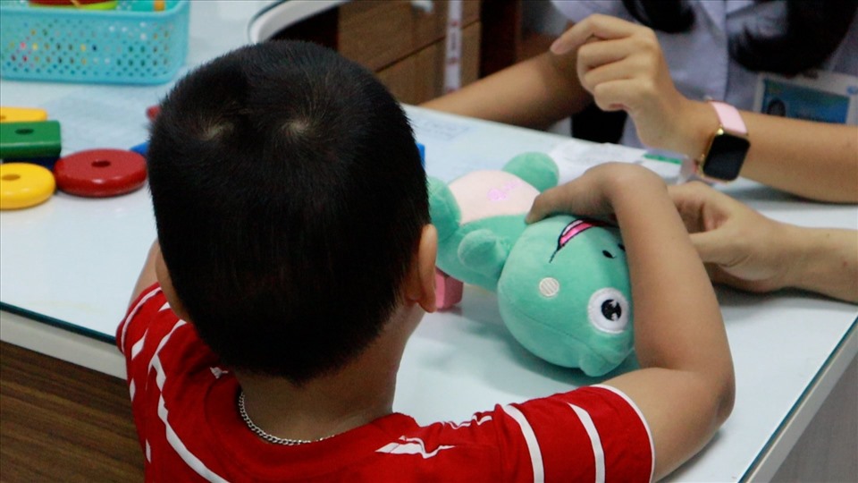 Một trường hợp trẻ bị tự kỷ đang được thăm khám, điều trị. Ảnh minh hoạ: Nguyễn Ly