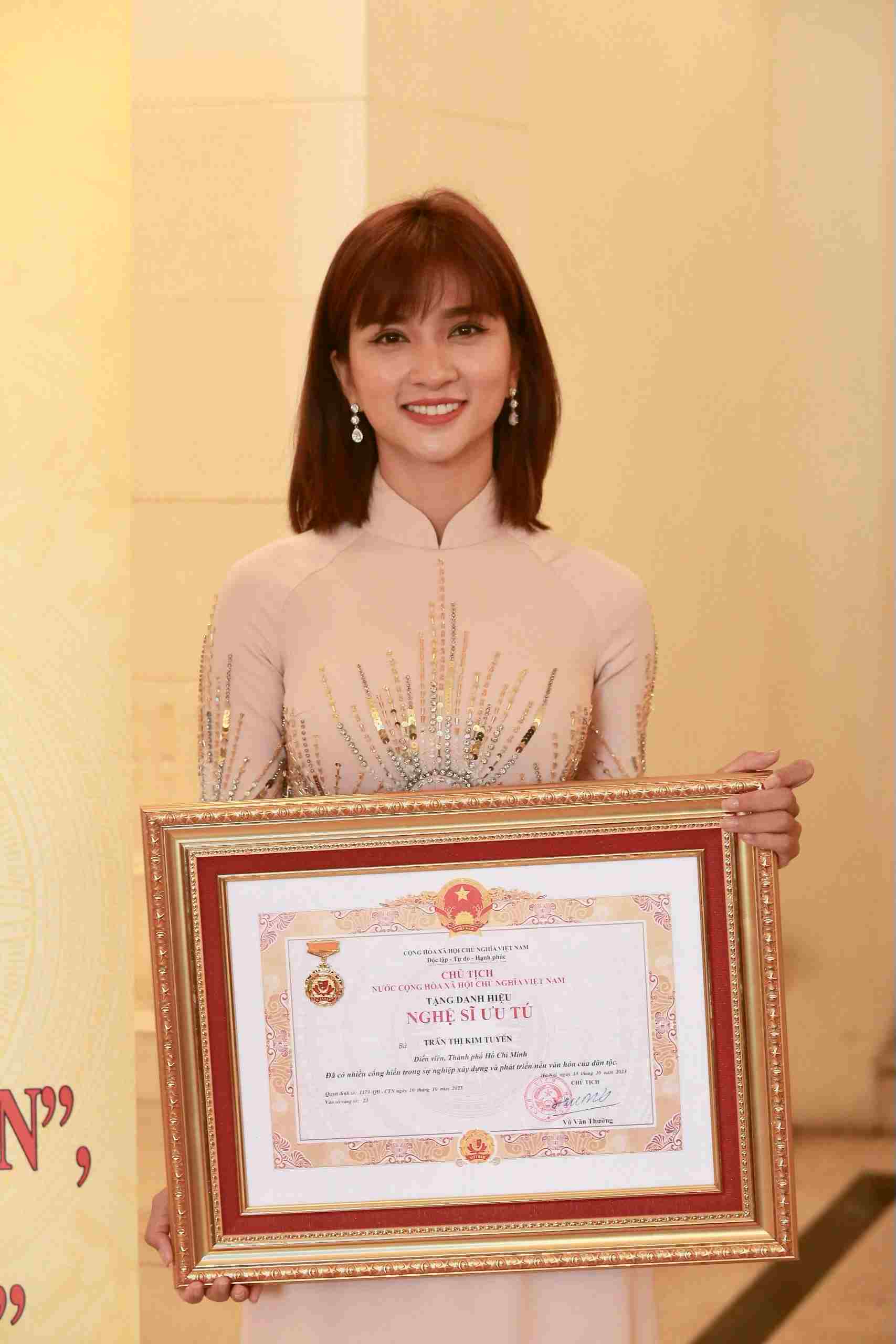 Diễn viên Kim Tuyến được phong tặng danh hiệu Nghệ sĩ Ưu tú. Ảnh: Thùy Trang