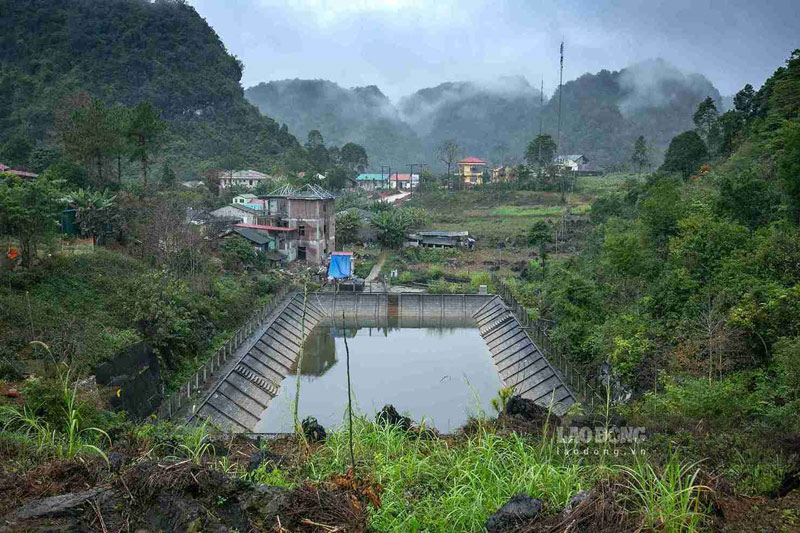 Những bể chứa nước mưa lộ thiên như thế này được coi là “mạch sống” cho hàng chục hộ dân.