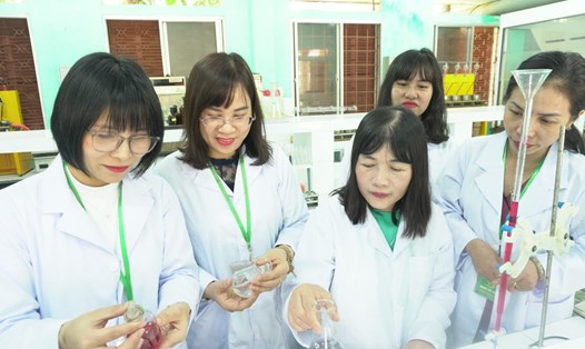 GS.TS. Hoàng Thị Thái Hòa (thứ 3 từ trái sang) cùng đồng nghiệp trong nghiên cứu khoa học. Ảnh: Đại học Nông Lâm.