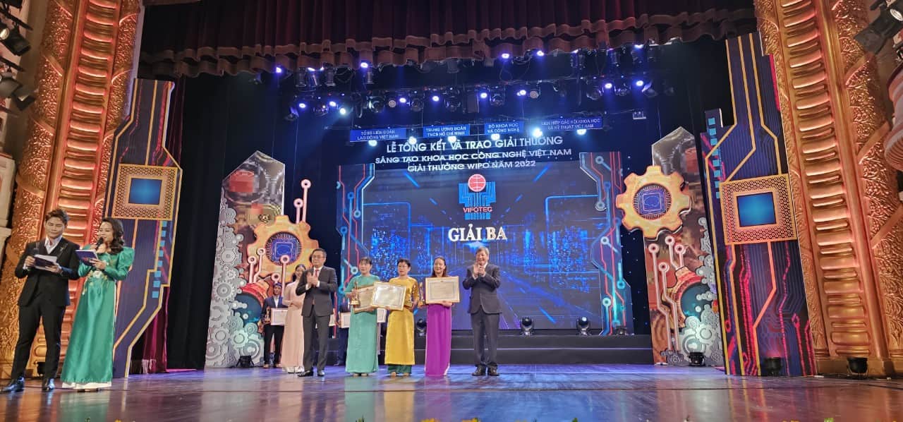 GS.TS. Hoàng Thị Thái Hòa từng nhận khen thưởng tại cuộc thi Sáng tạo khoa học công nghệ Việt Nam năm 2022. Ảnh: Quảng An.