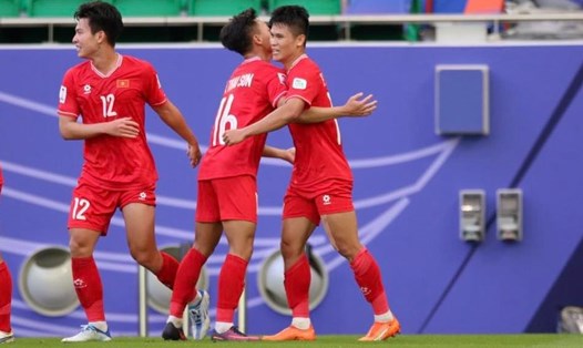 Tiền đạo Phạm Tuấn Hải (ngoài cùng, bên phải) ghi bàn vào lưới tuyển Nhật Bản tại Asian Cup 2023. Ảnh: Quỳnh Anh